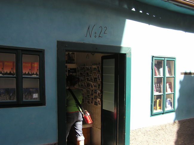 黄金の小路。<br />ここはフランツ・カフカが使ってた家なんだって！<br />今はカフカの本屋さん。<br />他にも香りのお店とかオモチャもお店とか石のお店とか色々あって楽しかった！