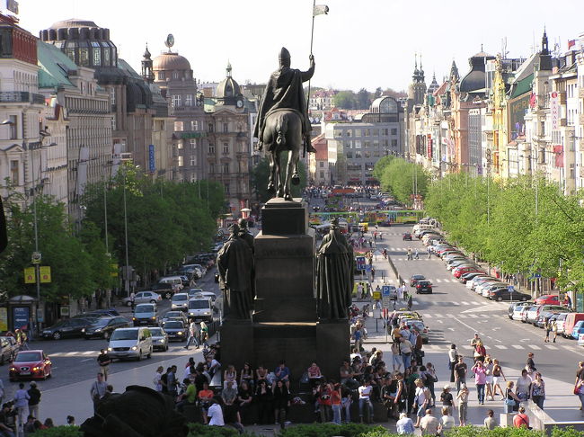 ヴァーツラフ広場！<br />広場みたいだった。<br />人がすごい・・。<br />お店いっぱい！