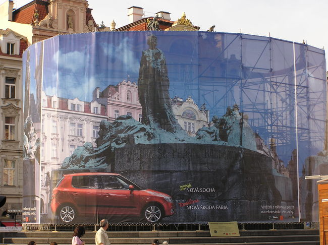 ヤン・フス像は工事中。。<br />ここの仕掛け時計も短い。。<br />けど始まりと終わりは歓声があがります！