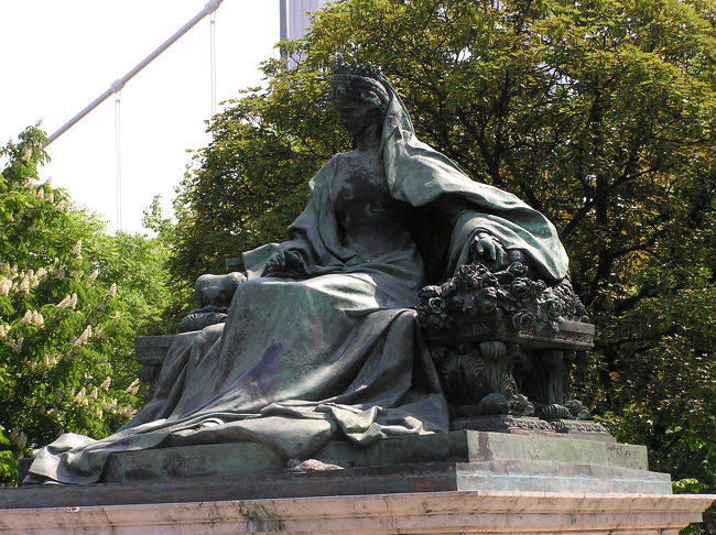 エリザベート橋の下にあるエリザベートの像。<br />