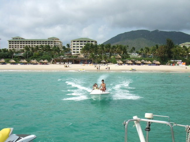 社長のリクエストによりクルージング。<br /><br />写真で見ると青い海ですが、実際はこれほど<br />青く感じませんでした。