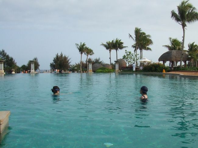 ホテル内のプールでひと泳ぎ。<br />3月上旬なのに、既に25度位ありました。