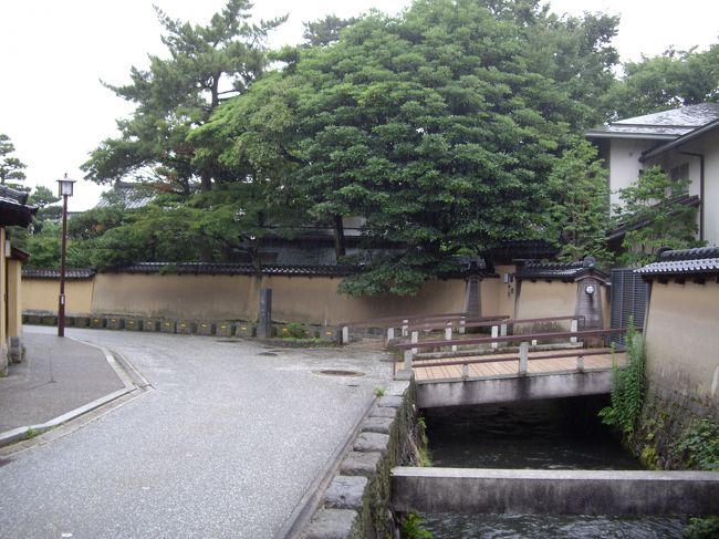 翌日、市内散策に<br /><br />残念ながら朝起きると雨模様でした。まずはホテルからも近い、長町の武家屋敷界隈へと足を運んでみました。