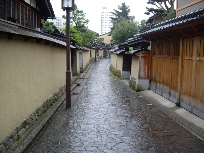 しっとりと…<br /><br />昔ながらの家並みが保存されている長町界隈です。なんだかタイムスリップした気分になりました。雨で濡れているほうが趣きがありますね。