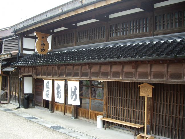 あめの俵屋<br /><br />浅野川のほとりの近くにある、昔ながらの飴屋さんです。立ち寄る観光客の姿も多く、私も昔はよくお土産で買って帰りました。