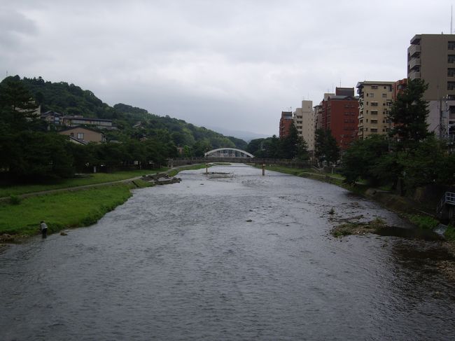 浅野川大橋より<br /><br />浅野川では、加賀友禅の製作過程で糊や余分な染料を洗い落とす「友禅流し」が行われることで知られて居います。犀川は男川と呼ばれているの対し、こちらは女川が通称です。