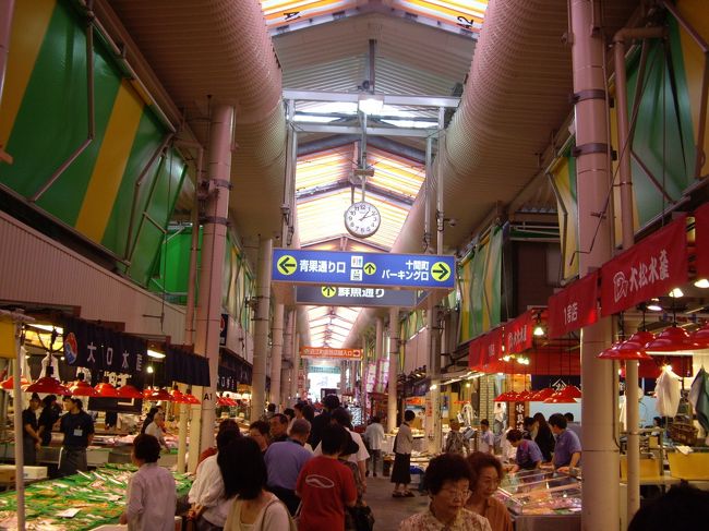 近江町市場<br /><br />金沢市民の台所でもある近江町市場には生鮮食料品のお店が所狭しと並んでいて、市民や観光客で賑わっていました。やはり魚が美味しそうです。
