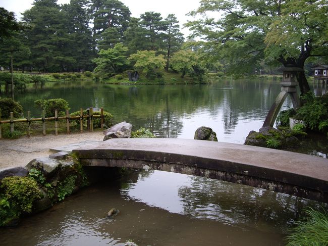 兼六園<br /><br />水戸偕楽園、岡山後楽園と並ぶ日本三名園の一つ、兼六園です。金沢を訪れるたびに必ず来るので、もう5回目くらいでしょうか…。写真撮影スポットの虹橋と徽軫(ことじ)灯籠にて。