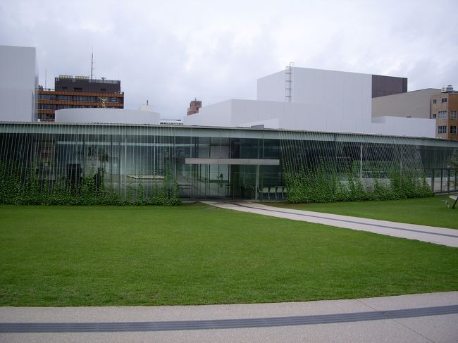 金沢21世紀美術館<br /><br />残念ながらこの日は休館日でしたが、『まちに開かれた公園のような美術館』を建築コンセプトとしているユニークなものですので、ちょっと立ち寄ってみました。