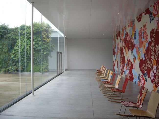 休館日であまり人がいない美術館というのも結構楽しめるものですね。透明なガラスを多用した明るい雰囲気の館内でした。