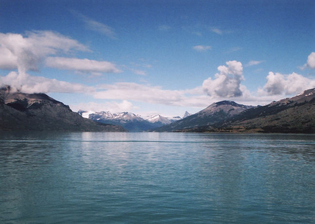 今日は昨日と打って変って青空が広がっていて、期待が持てます。まずはプエルトバンデーラの港から船に乗り込みクルージングスタートです。