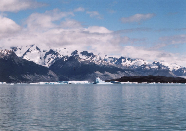 遠くにウプサラ氷河が見えてきましたが、まずは反対方向のスペガッツィーニ氷河へ向かいます。