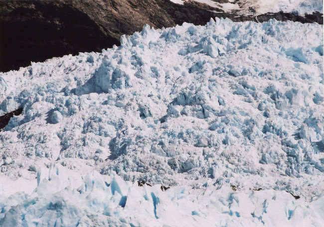 氷河が滝のように流れています。