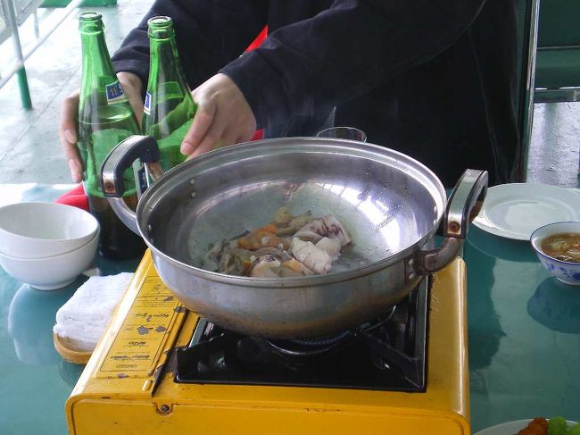 チョゴリの女性の従業員同志が全て調理する。<br />鍋奉行が出る幕はない。