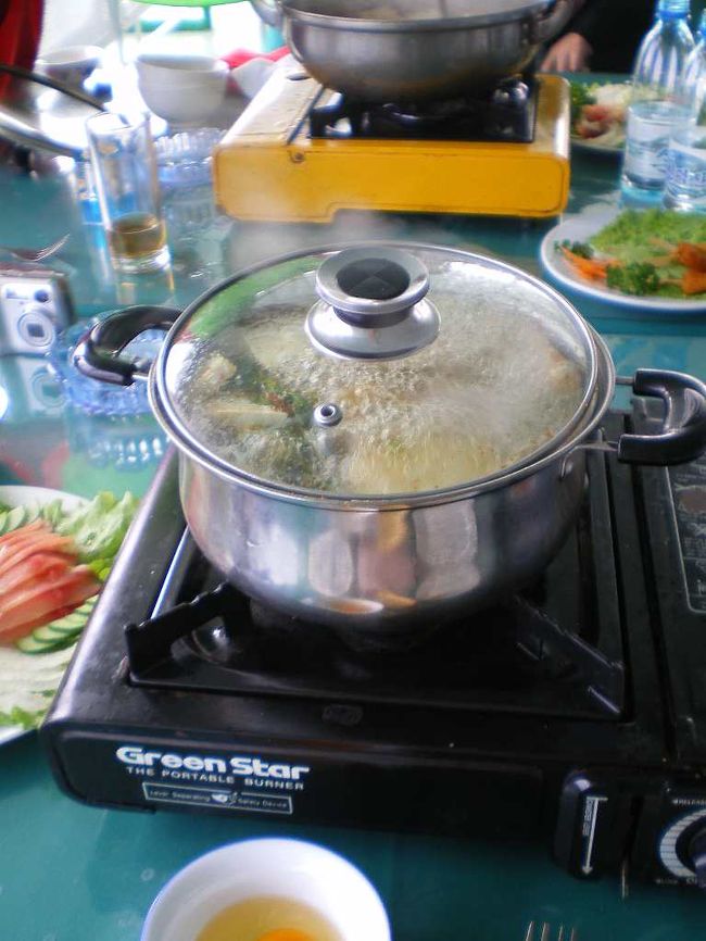 チョゴリの女性の従業員同志が全て調理する。<br />鍋奉行が出る幕はない。<br /><br />できあがる間、半解凍された刺身（忘れた）を食する。<br />案内同志がワサビのと醤油を調合したが、ワサビが濃すぎて涙目になってしまうのである。