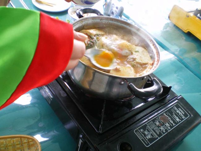 チョゴリの女性の従業員同志が全て調理する。<br />できあがりました。<br /><br />鍋の残り汁はゴハンにかけて召し上がります。<br />たまに、ごはんが「カリッ」っとしますが・・・