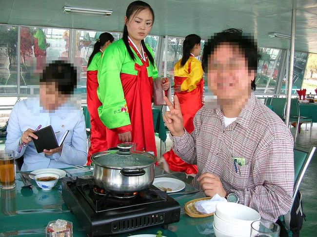 案内同志の撮影。<br /><br />案内同志は、堕落した倭奴（おいら）から発する日本語をメモし日々日本語の学習をするのである。