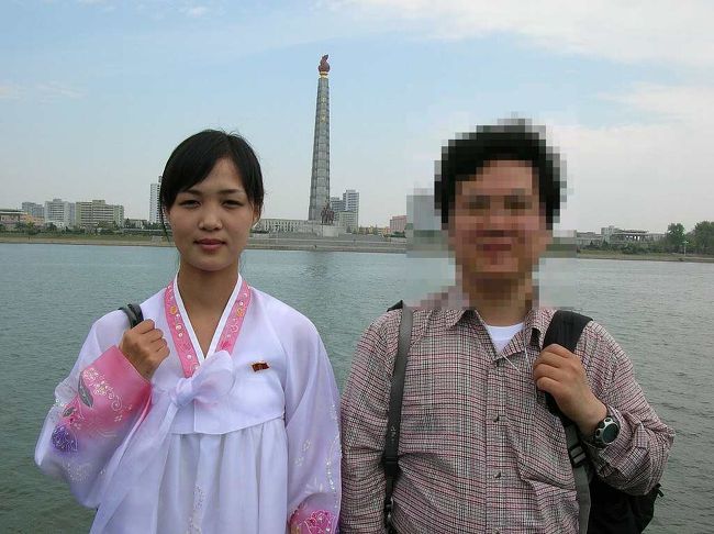 案内同志の撮影。<br /><br />Aボウイな風貌なおいらなので、イルボンにいたらこんな至近距離で女性のとツーショットはまずできないが、チョソンならこういう事が出来る。