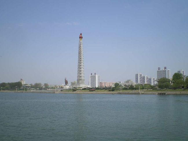 撮影者が思想的に傾いているのか、もともと傾いているのか、主体思想塔が傾いて見える。