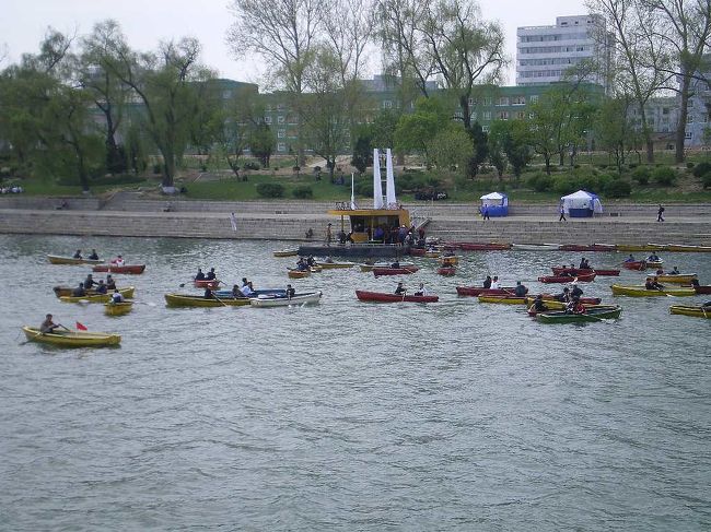 ボートを漕ぐ平壌市民。<br /><br />全体主義の国なのか、ボートを漕ぐにも集団で、固まって漕ぐらしい。