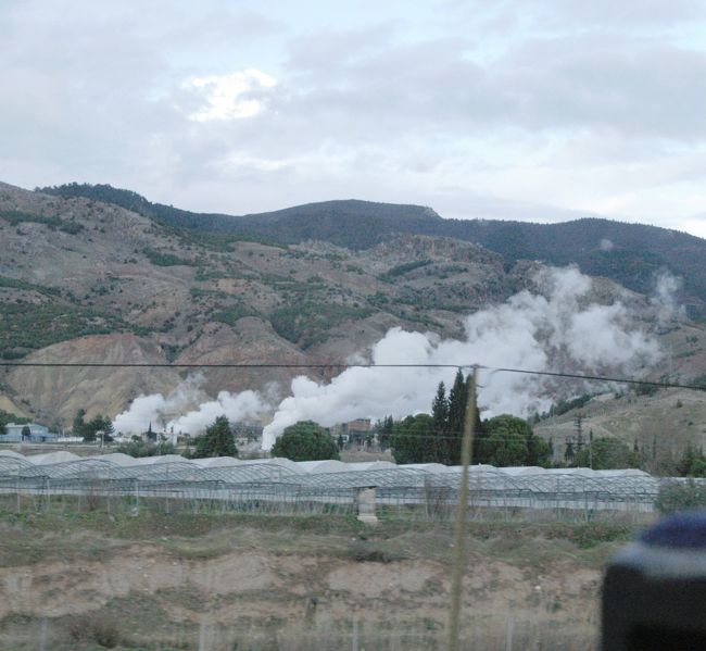 道路沿いにオレンジが実り、イチジクの木が並んだ畑がある。よし原でよしの刈り取りが行われ、懐かしい景色が見られる。<br />パムッカレに近づくと左側に噴気が見える。<br />ガイドは地熱発電所であると教えてくれた。