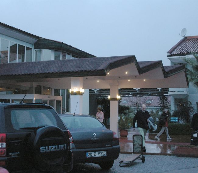 6時に温泉リゾートのリカス・リバー・サーマル・ホテルに着く。このホテルには、温泉プール、露天風呂が付属しており、そのために水着を持参してきたが、とても入りに行く元気はなかった。<br />この晩、トルコのサッカーチームがオランダと戦ったが、トルコは負けたようだ。なんとトルコの監督は昨年まで日本の監督だったジーコだった。トルコのプロチームには、稲本潤一が移籍していて人気がある由。