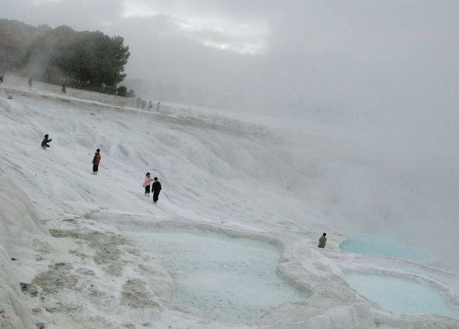 石灰棚では足湯があり、足を浸ける人が多かった。