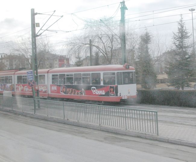 3時半頃、コンヤの市街地に入る。13世紀に、セルジュク・トルコは、イズニックからコンヤに都を移し、この頃に1番繁栄した。ここはイスラムの神学校があり、トルコで１番イスラム色が強い所である。有名なセルジュク大学があり、トルコ中から学生が集まる文教都市である。人口６０万人。<br />コンヤにはベンツの大きなトラックの工場が進出している。