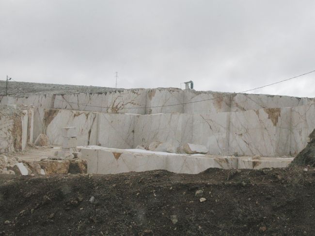 パムッカレから東の国道に出て間もなく、右側に大理石の石切り場があった。