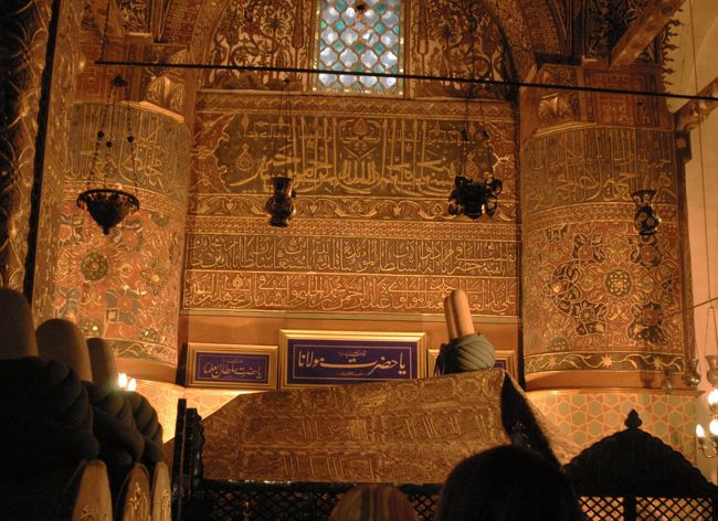 メヴラーナ博物館のメヴラーナのお棺。本物は、観光客が入れないモスクに併設されている青い建物の廟に置かれている。<br />メヴラーナはイスラム神秘主義者で、セルジュク・トルコの国王の庇護下にあり、その後、庇護を失ったが、コンヤでは引き続き人気があるようだ。1927年にアタチェルクにより、メヴラーナ教団は解散させられ、廟は閉鎖されていた。<br />今では復活し、一族の棺、遺品が展示されている。