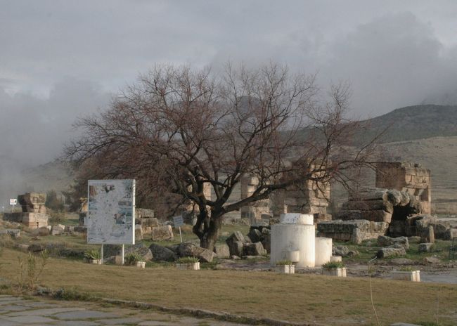 天候は徐々に回復してきた。<br />広場からヒエラポリスを望む。<br />ヒエラポリスは紀元前2世紀にバルガモン王国により築かれた。BC129年にローマ帝国に統合されてから、温泉地としてますます発展し、皇帝が保養に訪れることもあった。AD1世紀に地震により破壊されたが、直ぐ再建された。12世紀にセルジョク・トルコに破壊されてから放置されていた。一昨年も地震の被害を受けている。