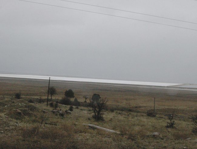 右側に、途中白い浜に取り巻かれた塩湖が見える。ガイドはソーダ湖だと言う。ソーダとはナトロンのことで、炭酸ナトリウムと重炭酸ナトリウムの混合物である。ソーダ灰とも言われる。古くから、ミイラ作り、汚れ落とし（石鹸）、ガラスの原料として用いられた。今でも天然物が採取されているとは認識不足だった。<br />調べてみると、現在では、ソーダ灰はガラス生産に多量に用いられ、今尚、天然ソーダ灰が幅を利かし、ワイオミング州グリーンリバーの生産地が、近代設備で多量に生産している。他に米国のトロナ灰、ケニアのマガジ灰が市販されていると言う。ベルギーのソルベイが開発した合成灰は旭硝子では北九州工場で生産しているだけ。