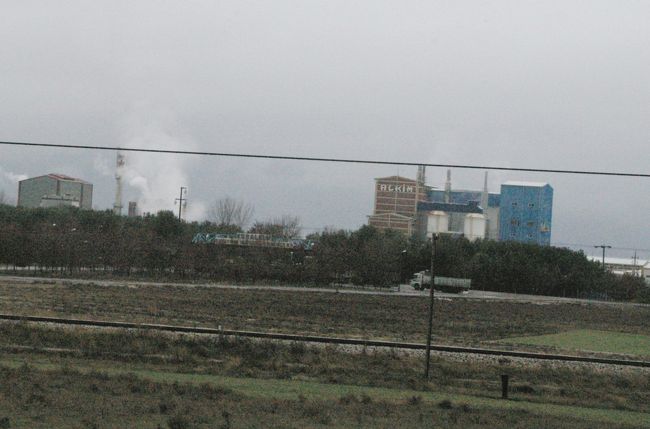 湖畔に何箇所か煙突ほ突っ立てている工場が何箇所あった。<br />