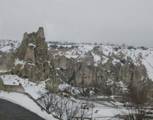ギョレメ野外博物館の対岸の岩窟。