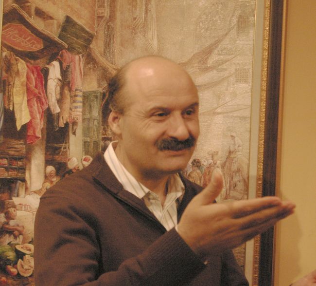 絨緞センター幹部のヌスレット・サンジャクリさん。<br />彼は1981年ー83年まで、東大地震研究所に留学していて、日本語がペラペラで、日本人でもこれほど巧みに説明できる人が居ない位、トルコ絨緞の素晴しさを解説する。染料まで自然の素材を使用しているので、年を経るほど鮮やかさを増す。これは、ドイツのバイエルの化学者のお墨付きを得ているとか、店内に小池百合子、小沢一郎、三笠宮が訪問した時の写真を飾る。このエコノミックなツアーでは異例な、10人も高価な絨緞の購入者が出た。地場産業の発展に力を尽くす彼の姿勢に好感が持てた。<br />彼は日本留学時代に、「トルコ風呂」が本来の意味とはかけ離れた意味で使われていることを知り、その廃止運動を立ち上げ、名前を変更させた立役者でもある。