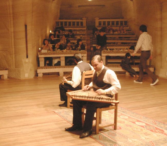 丘をくりぬいた真新しい地下レストラン。<br />民俗音楽を聴きながらランチを食べた。