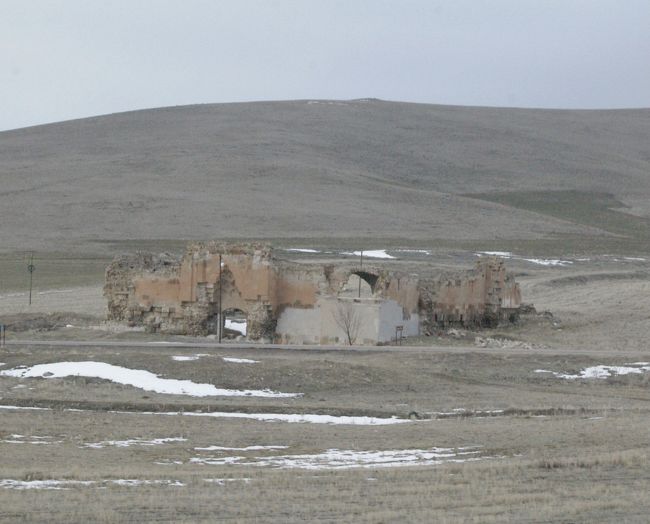 カイマクル地下都市を見た後、3時半にアンカラに向け出発する。<br />カッパドキアはイランからイスタンブールに抜けるシルクロードの要衝にあり、カッパドキア付近のバス道路からキャラバン・サライ（隊商宿）を2ヵ所見ることが出来た。<br />往事には、15kmから20kmに一つの隊商宿があった。