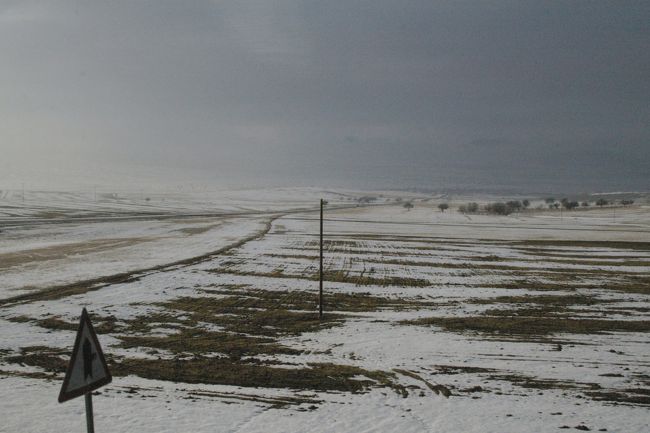 車窓からの眺め。雪原。<br />アクサライ付近に完成したばかりの甜菜糖工場をガイドは教えてくれた。トルコで甜菜糖の栽培を奨励していると言う。ドイツなどでは、天才糖農家に多額の補助金を出して、南米、アフリカのサトウキビ生産国から批判されているが、EU加入を控えたトルコが甜菜糖を栽培すると事態がますます複雑になる。<br />アクサライまで戻り、ここから、北へ方向を変え、塩湖のトウズ湖のほとりを通る。薄暗くなった車窓から塩の山が見える。ここでトルコの60％の塩が作られている由。トウズ湖は琵琶湖の2倍の広さがあるが、最近、白い浜辺は国道から離れてしまったとのこと。<br />