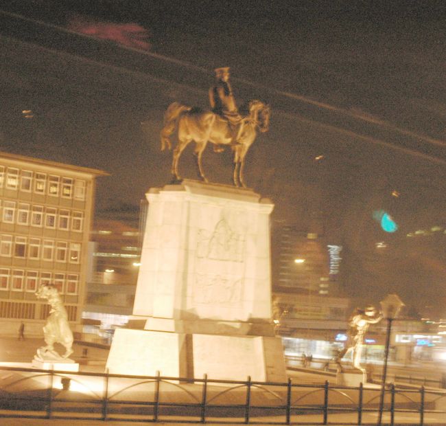 7時半にようやくアンカラ市内に入る。<br />バスは林に囲まれた巨大なアタチェルク廟を周り、アンカラ中央駅前を経て、アタチェルクの巨大な騎馬像のあるロ−タリー近くのレストランへ。道路は週末の帰宅を急ぐ人たちがバス、トロリーバスに乗ろうと大変な混雑である。女性は色とりどりのベールを被っている。車内は男女同席で、今日は金曜日で、イスラムの安息日のはずだが、この賑わいである。