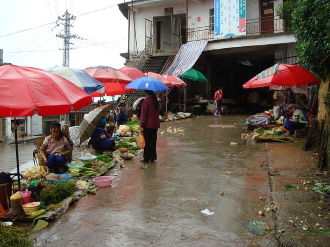 この辺りは少数民族も多く、カラフルな衣装もよく見かけます<br />。。。 <br />けっして活動的とはいいにくい服を着続けるのは、気に入って<br />るから？それとも民族の誇り？政府に対する反骨精神？どれな<br />んせしょうかね？？？ <br /><br />でもそんな中、唯一の救いは食堂のねーちゃんがかわいかった<br />こと！！！ <br />その食堂だけ後光のような輝きがしてました。。。 <br />毎日というより、毎食行ってました。。。 <br />ご飯を食べに行くというより、ねーちゃんの笑顔を見に行って<br />たように思います。。。 <br />ただ「一緒に写真を撮って」の一言がいえず、こっちもご縁が<br />なかったようで…　　チャンチャン。。。<br /><br />