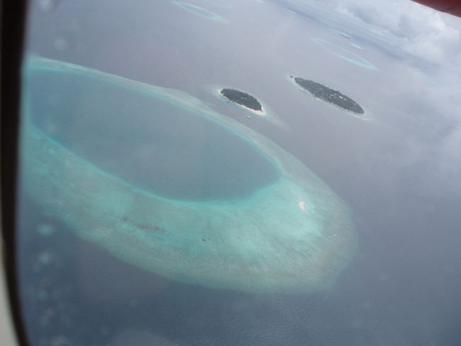 モルの島々を空からゆっーくり見てみたいと来るたびに思っていたのです。１度目はビヤドゥー、２度目はバニヤンとどちらもボートでの移動だったので今回は飛行時間４５分のコマンドゥーにしたわけです。