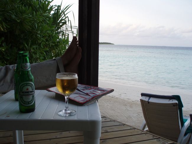 到着後スグにビールで乾杯！あーこれがやりたかったのさー。このためにだけモルにクル価値はある。冷えたビールがうまいうまい。自分にお疲れ様。自分は水上コテージよりもビーチ派です。水上コテージがかなりお手ごろの値段なので迷ったのですが結局ジャグジービーチヴィラにしました。部屋の印象はホテルのサイトの写真どおりというかんじです。<br />