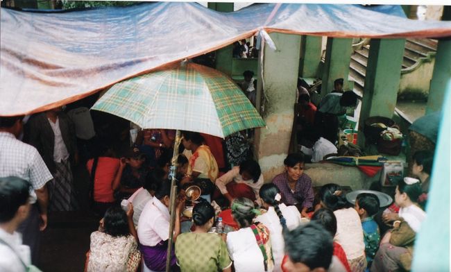 バスがミャンマー各地からきており車をかなり前の方にとめてからあるきました。やっとポッパマウンテンの頂上の寺院を目指して歩く通路を見つけ歩き出す。入り口の食堂は大繁盛でした。
