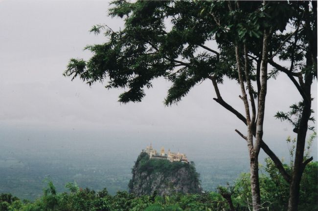 この後、混乱状態のポッパ山をはなれ近くのリゾートホテルへ移動。いまさっきあそこの頂上にいたのかと思うと不思議。ちなみにこのホテルすごーーーーく良かったです。こんど絶対ここにとまろうと誓いました。ただあんまりやることが無いのが玉に傷かな。回りに遺跡もないしね。あ、でも一応乗馬とかできるみたいでした。