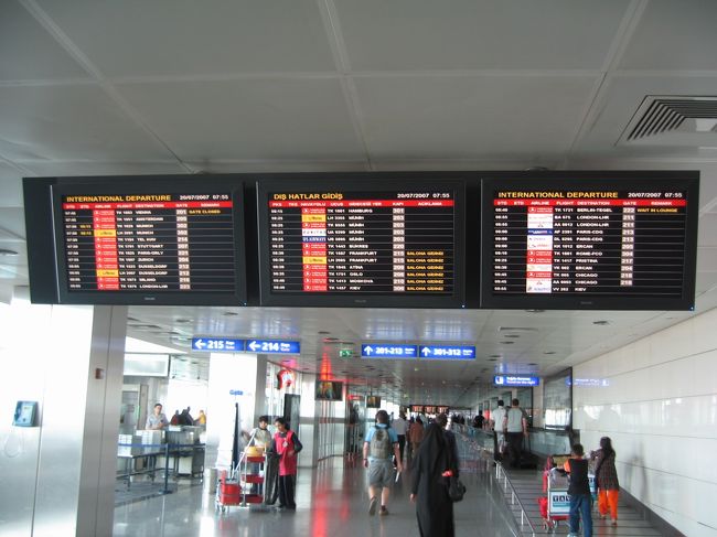 トルコ・イスタンブールのアタチュルク空港。<br />フランクフルト行きの飛行機を待ちます。<br />空席が目立ちました。