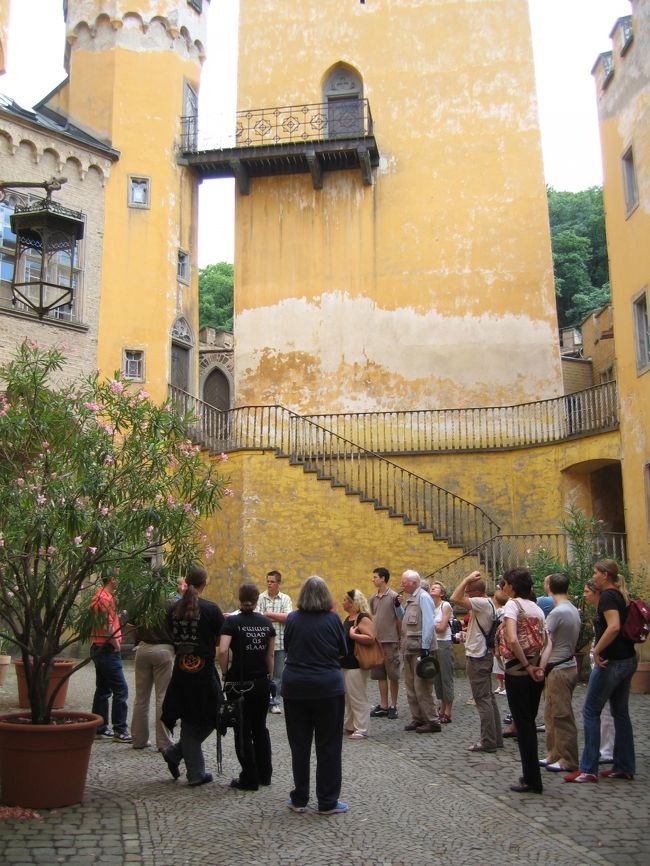 マインツでローカル線に乗換え、Boppard hbfで下車。友人6人の出迎えを受けました。その後、古城の1つへ行き、ガイドツアーへ参加