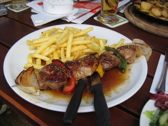 お腹が減ったところで夕食を食べに。なかなかボリュームのある食事でした。その後、アイスクリームを食べにコブレンツへ。