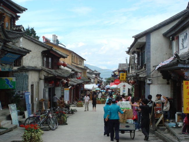 昆明から大理の町に移動しました。。。<br />大理の町は完全に作られた古都の町という感じで、町自体にはほとんど魅力を感じない。。。<br />ここは長くないなと町を散策していると、１人の日本人が声をかけてきた。。。<br />見覚えのない日本人なので、何か聞きたいことでもあるのかと、返事をすると、第一声が「５年前旅行してませんでした？」だった。。。<br />確かに５年前は長期旅行してたので、その時に会った人かと頭の中をフル回転させるが、顔には見覚えはない…<br />「どこかで会いました？」と尋ねると、「エジプトで会って一緒にピラミッドに登ったものです。」<br /><br />