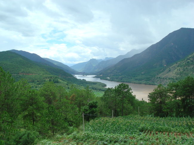 その彼に中国の田舎町の大理で再会するなんて、奇跡に近い出来事と思えた。。。<br />でも出会えたうれしさよりも、俺のことを覚えていてくれて声をかけてきてくれたことに感動した。。。<br />学生であった彼は当時はまだあどけなさか残っていたが、５年後の今ではまったく気付かないほど男らしくもなっていた。。。<br />彼とは次の町麗江まで行動をともにして、別のルートでそれぞれがラサ入りを目指す。。。<br />次回はラサでの再会を期待して、再見。。。