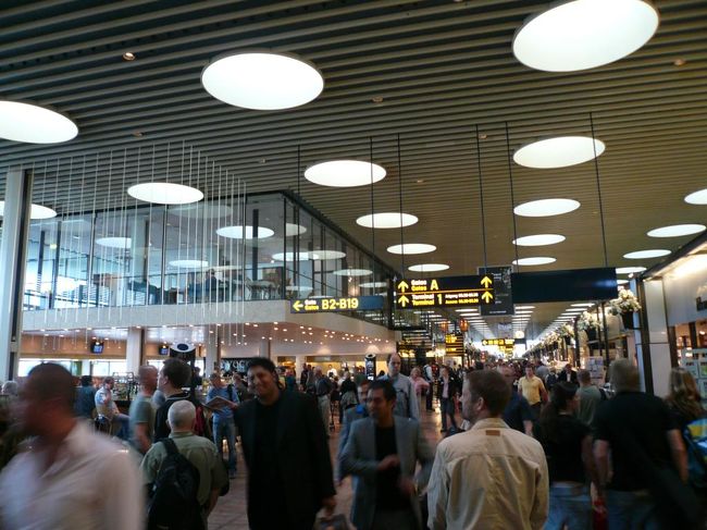 10時間超の長旅の末、無事にコペンハーゲン・カストロップ国際空港に到着。 この空港に来たのは4年ぶり。<br />空港内を観て回って、登場開始時間に乗継便のゲートに行ったら、整備の関係で20分遅れるとのアナウンスがあった。 実際は45分くらい遅れて出発。 